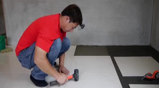 瓷砖师傅贴不好怎么办呢(装修瓷砖贴的不好怎么赔偿)